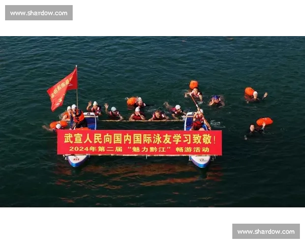 激烈水花四溅的游泳接力赛精彩瞬间全记录
